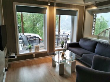 Stue med sofa og utsikt til veranda